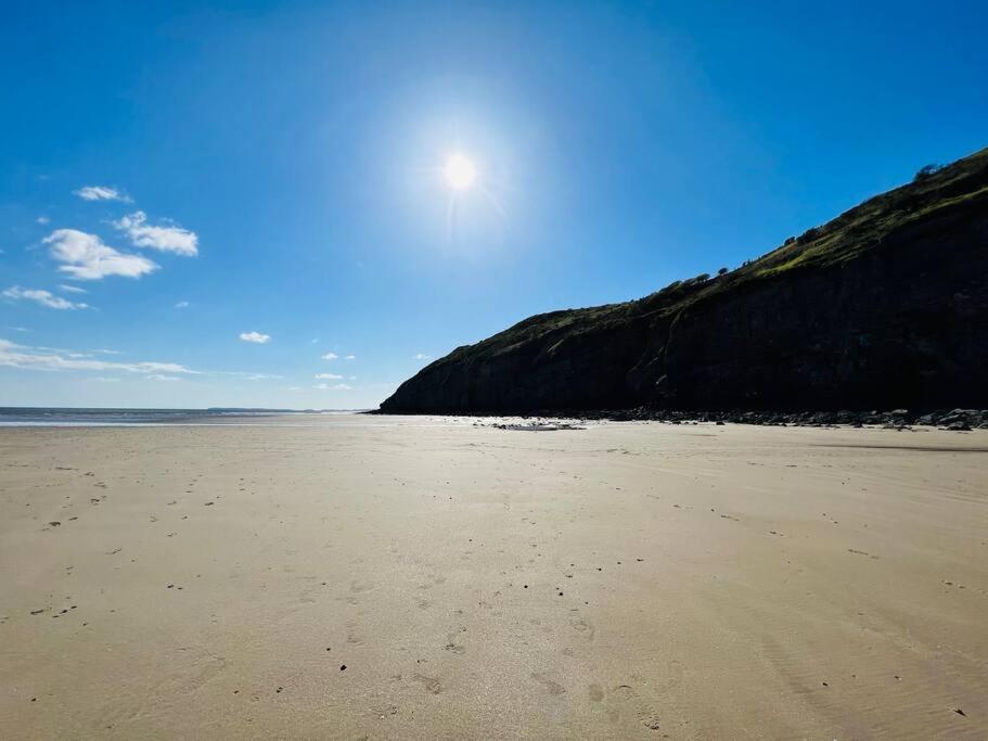 2 Bedroom Holiday Home In The Heart Of West Wales セント・クリアーズ エクステリア 写真