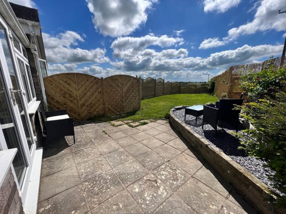 2 Bedroom Holiday Home In The Heart Of West Wales セント・クリアーズ エクステリア 写真