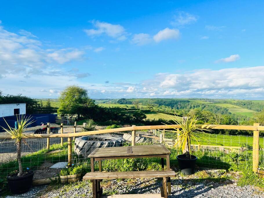 2 Bedroom Holiday Home In The Heart Of West Wales セント・クリアーズ エクステリア 写真