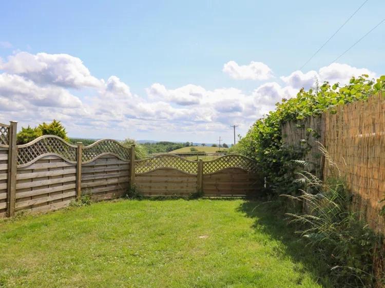 2 Bedroom Holiday Home In The Heart Of West Wales セント・クリアーズ エクステリア 写真
