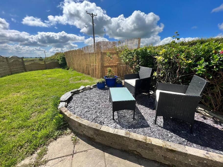 2 Bedroom Holiday Home In The Heart Of West Wales セント・クリアーズ エクステリア 写真