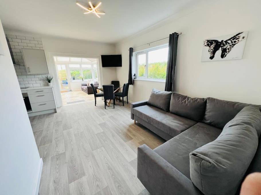 2 Bedroom Holiday Home In The Heart Of West Wales セント・クリアーズ エクステリア 写真