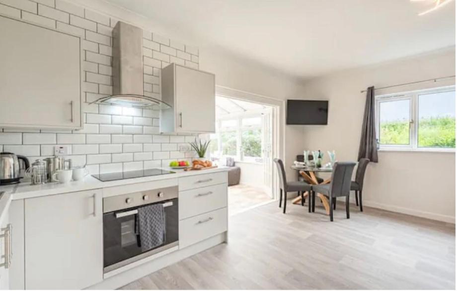 2 Bedroom Holiday Home In The Heart Of West Wales セント・クリアーズ エクステリア 写真